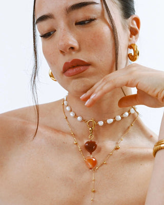 Charm doble corazón con piedras ágata roja terracota en dorado, waterproof de Pialü