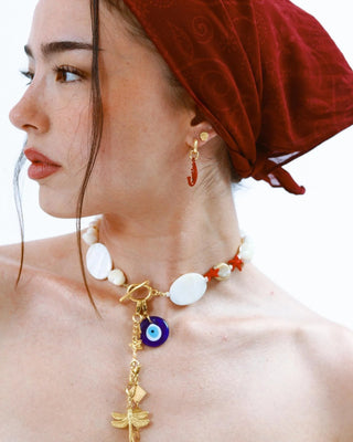 Charm ojo turco dorado y azul en pulsera, ángulo lateral, joya waterproof de Pialü