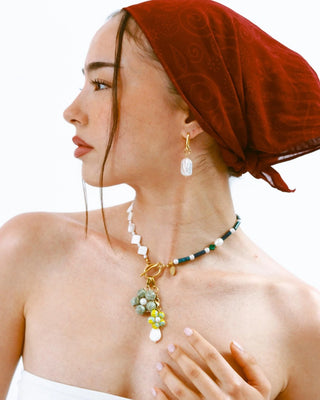Charm flor primavera dorado con piedras amarillas puesto en modelo, waterproof Pialü