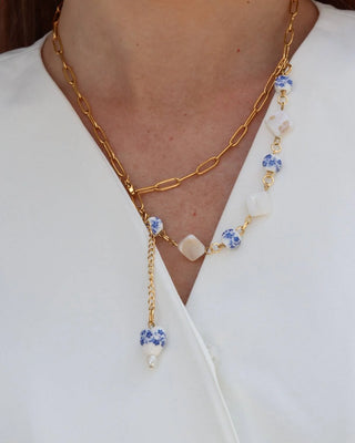 Pendientes dorados Provenza con perla barroca blanca colgante, waterproof de Pialü