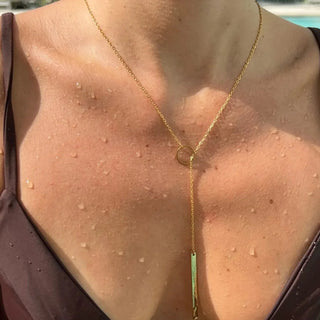 Collar cadena fina dorada con dije círculo estilo lariat, waterproof de Pialü