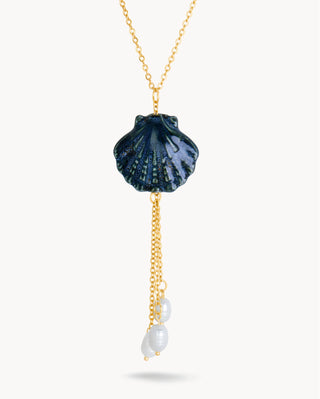 Collar Calipso con concha de cerámica azul marino y perlas blancas en cadena dorada, waterproof Pialü