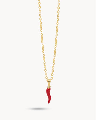 Collar dorado con dije de pimiento rojo en esmalte, cadena rolo dorada, waterproof de Pialü