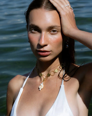 Choker dorado círculos martillados acero sobre fondo blanco, joya waterproof de Pialü