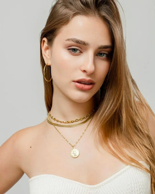 Collar dorado con colgante moneda oval grabada waterproof de Pialü