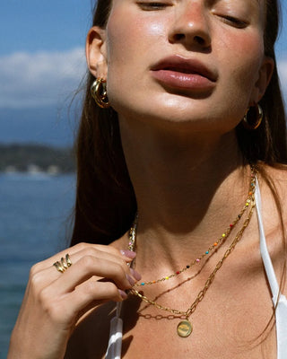 Collar cadena dorada bolitas esmaltadas de colores, vista completa Pialü