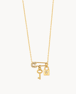 Collar dorado con charms imperdible, llave y candado con zircones, joya waterproof de Pialü