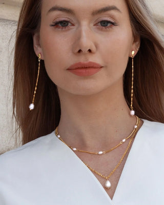 Collar Danity Pearl dorado con perlas naturales sobre fondo neutro, waterproof de Pialü