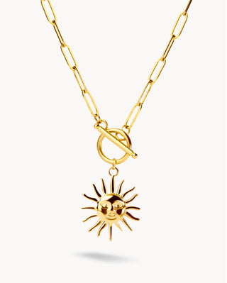 Collar dorado con colgante de sol con cara en relieve y cadena clip, waterproof de Pialü
