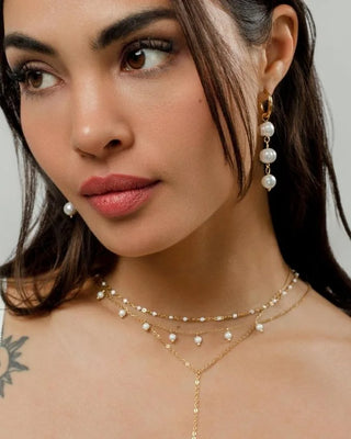 Collar cadena dorada con perlas blancas pequeñas waterproof de Pialü
