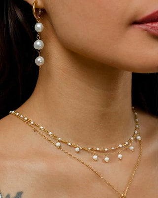 Collar Casablanca con perlitas blancas sobre fondo neutro, Pialü