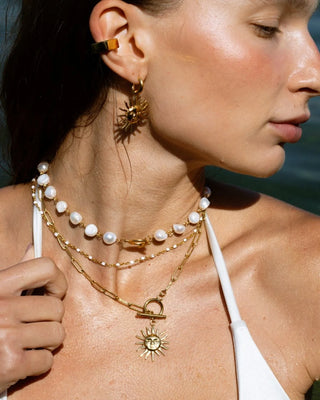 Collar Casablanca dorado con perlitas blancas en acero inoxidable de Pialü