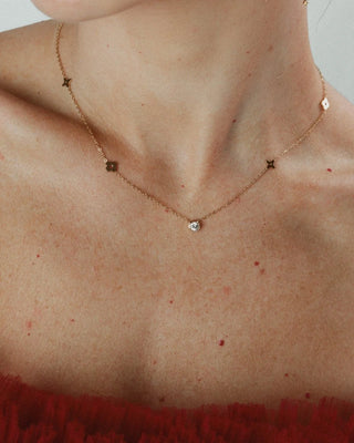 Collar dorado Si me tocas te quemas, charms flores y zircón Pialü