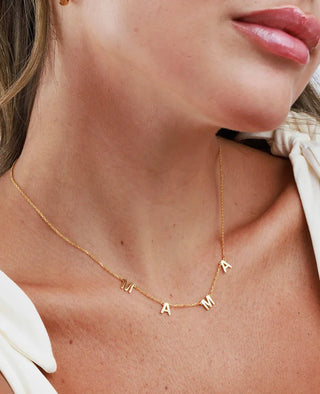 Collar mamá letras doradas zircones detalle, joya waterproof de Pialü