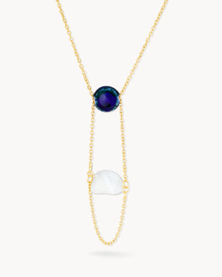 Collar Manta con piedra azul redonda y pieza de nácar blanco en cadena dorada, waterproof Pialü