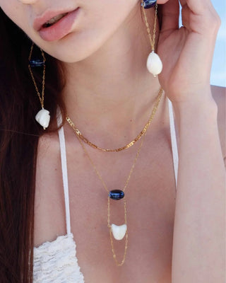 Detalle collar Manta: piedra azul redonda y nácar blanco con cadena dorada, waterproof Pialü