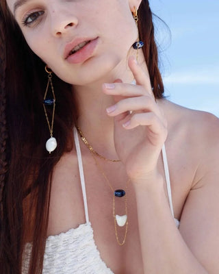 Collar Manta de piedras naturales azul y nácar blanco en cadena dorada fina, Pialü