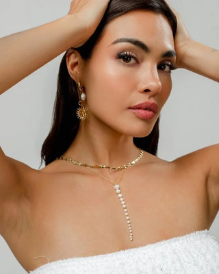 Collar Nicoletta dorado eslabones sol ángulo lateral en cuello, Pialü