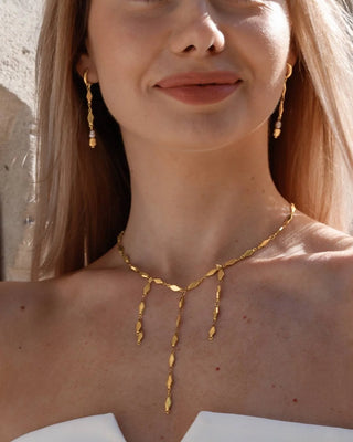 Aretes dorados anchos textura martillada Rain sobre modelo, waterproof de Pialü