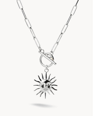 Collar plateado con dije sol con rostro y cierre toggle acero inoxidable, joya waterproof de Pialü