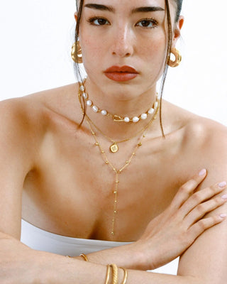 Collar dorado medallón estrella de zircones, vista detalle, joya waterproof de Pialü
