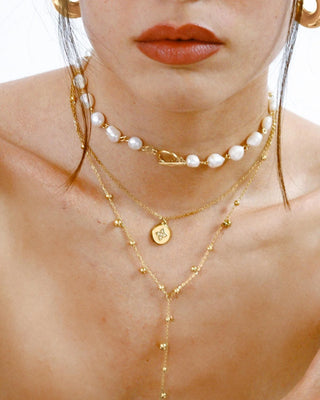 Collar cadena fina dorada con medallón y zircones en modelo, Pialü