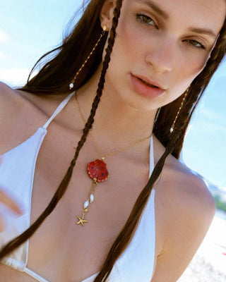 Collar Sedna de concha marina roja con perlas y estrella dorada, joya waterproof de Pialü