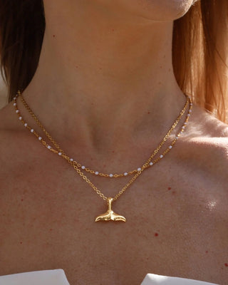 Collar dorado aleta de tiburón con cadena trenzada, vista frontal, joya waterproof de Pialü