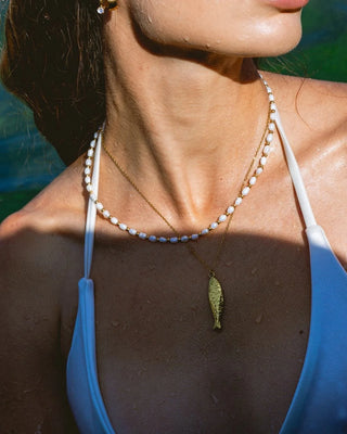 Collar con pez dorado en relieve visto de cerca, waterproof de Pialü