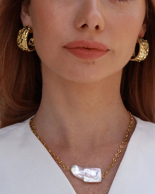Argollas doradas con charm de concha y perla barroca blanca, waterproof de Pialü
