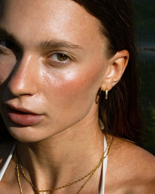Argollas Embrace doradas doble aro con zircones brillantes, joya waterproof de Pialü