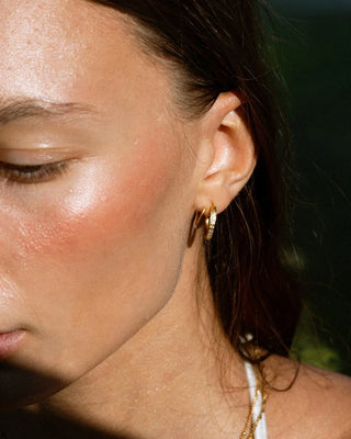 Argollas dobles doradas con zircones, ángulo frontal, joya waterproof de Pialü