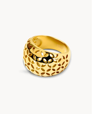 Anillo dorado voluminoso con diseño floral calado en relieve, joya waterproof de Pialü