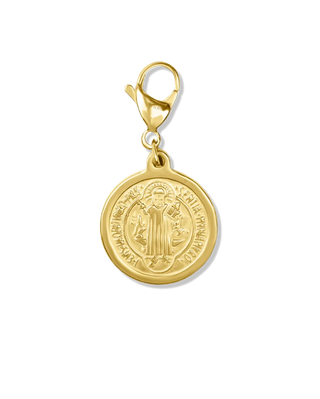 Charm dorado de medalla circular de San Benito grabada con mosquetón, waterproof de Pialü