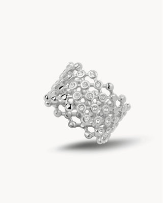 Anillo plateado ancho en diseño panal de abeja con circonitas brillantes, joya waterproof de Pialü