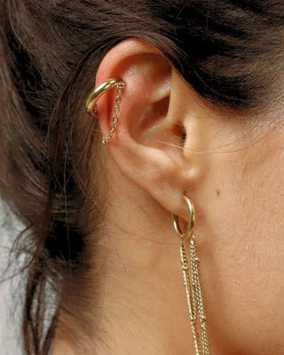 Earcuff ajustable dorado con zircones y cadena colgante resistente al agua Pialü
