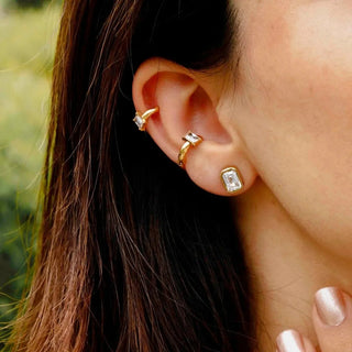 Earcuff Marlen dorado con piedra de zircón cuadrada waterproof de Pialü