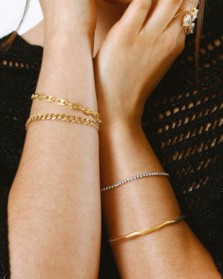 Detalle pulsera marinera dorada en uso, acero inoxidable waterproof de Pialü