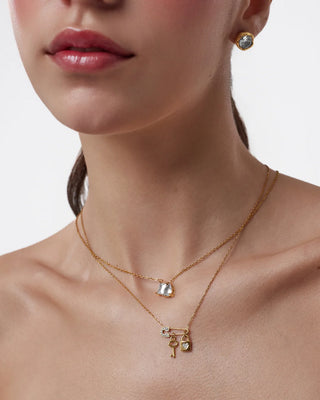 Collar juramento dorado con dije de llave y candado sobre modelo, resistente al agua, Pialü