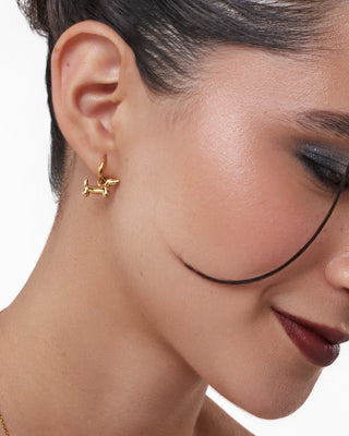 Aretes mi perrito dorados sobre modelo, resistentes al agua y sudor, joya waterproof de Pialü