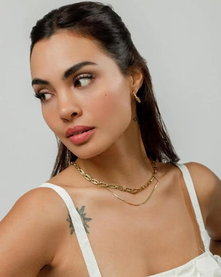 Mini argollas de aro trenzado en dorado brillante, joya waterproof de Pialü