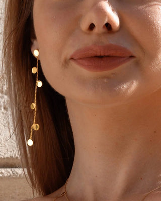 Aretes colgantes dorados estilo liana con discos redondos texturizados, waterproof de Pialü