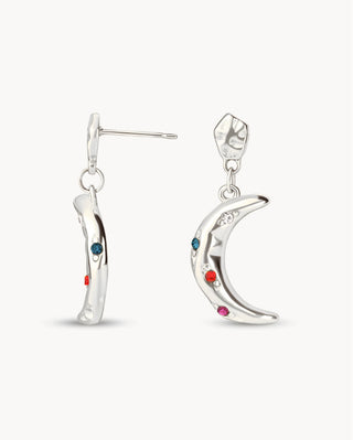 Pendientes plateados colgantes luna creciente con piedras de colores azul rojo y rosa, joya waterproof de Pialü