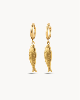 Aretes de argolla dorada con charm colgante de pez detallado en dorado, joya waterproof de Pialü