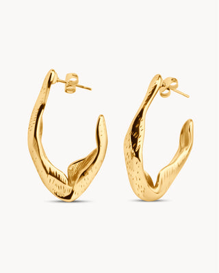 Aretes dorados de aro torcido con textura orgánica irregular, waterproof de Pialü