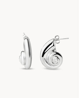 Aretes plateados en forma de caracola marina con espiral lisa y brillante, joya waterproof de Pialü