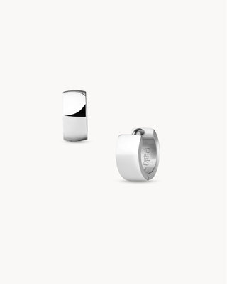 Par de aretes mini huggies plateados lisos brillantes de perfil cuadrado, joya waterproof de Pialü