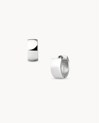 Par de aretes mini huggies plateados lisos brillantes de perfil cuadrado, joya waterproof de Pialü