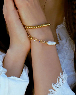 Pulsera barroca dorada con perla alargada, acero inoxidable waterproof de Pialü