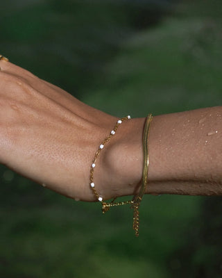 Pulsera cadena dorada con cuentas blancas de acrílico waterproof Pialü